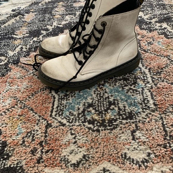 USED: DR. MARTENS BOOTS - Picture 6 of 7